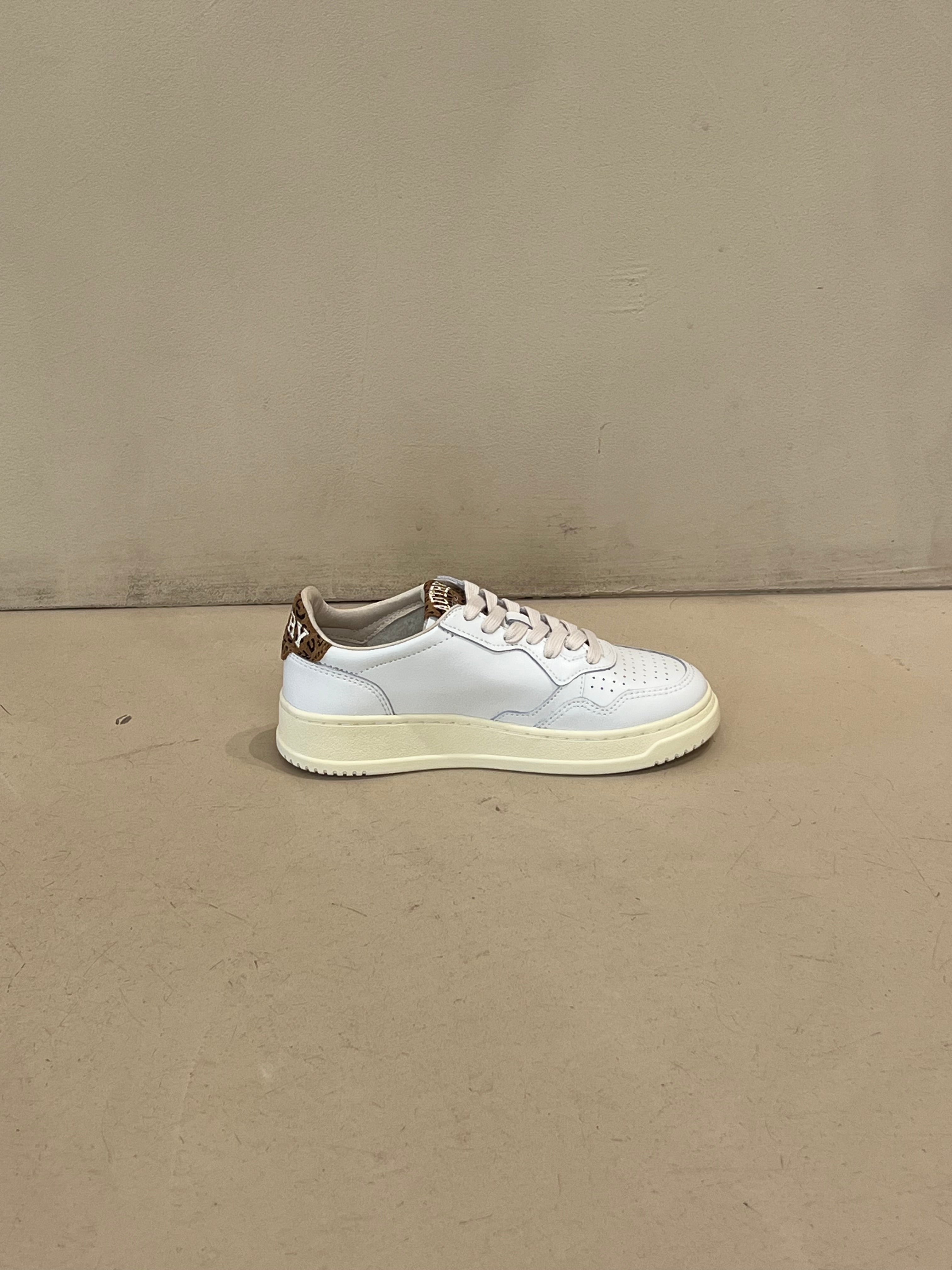 HJ02 Medalist Low Leather Leopard White