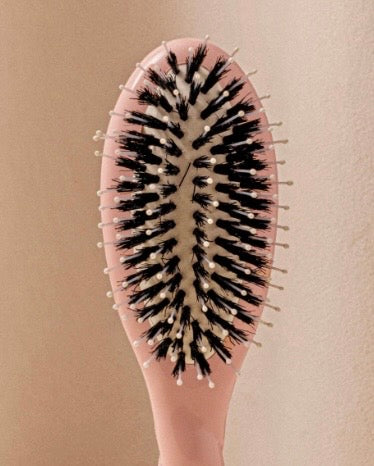 N.03 La Petite Brosse Cuir Chevelu Sensible l'Indispensable Douceur Rose Poudré