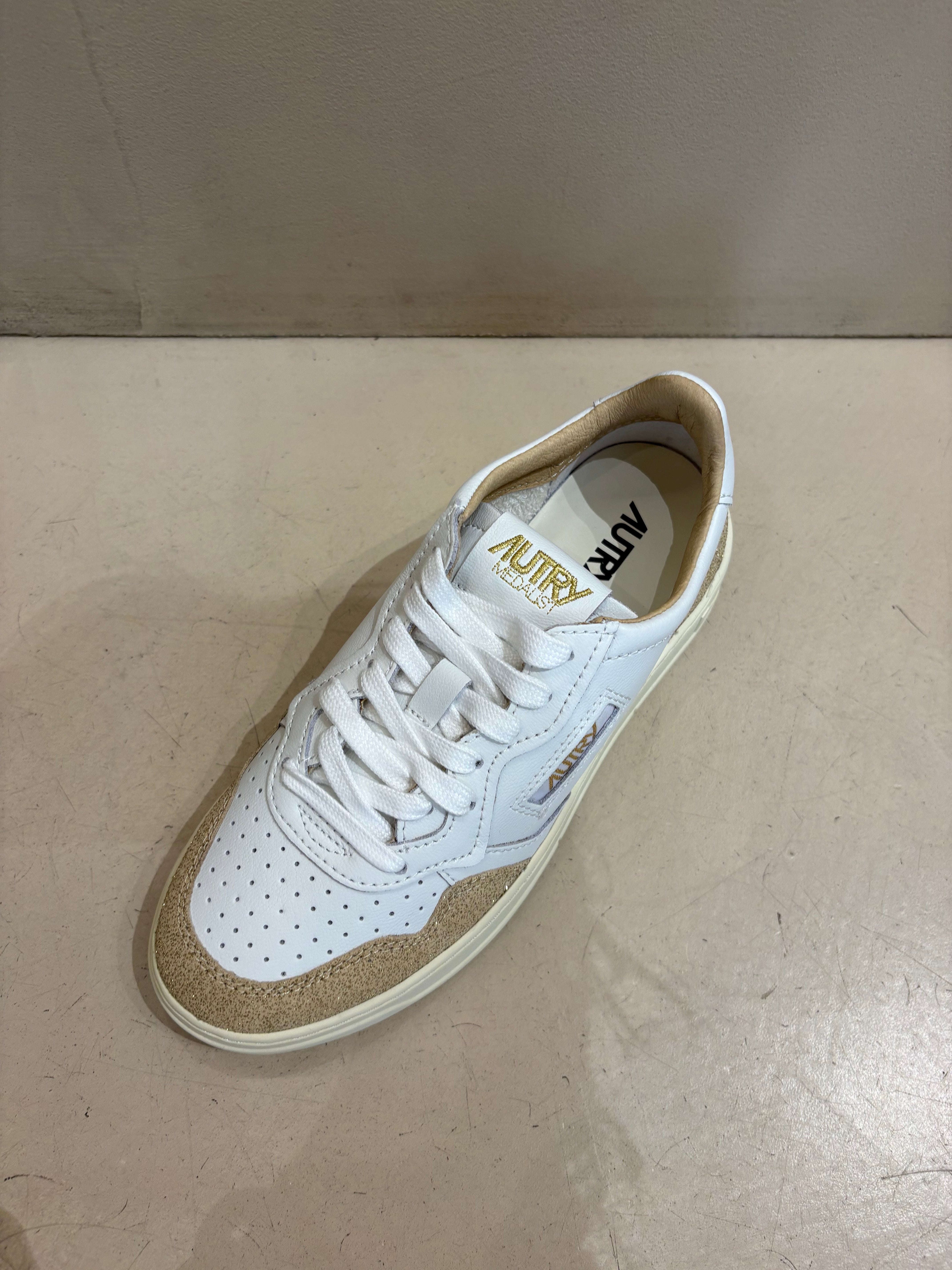 PK02 Baskets Medalist Low Soft Leather Stars White Ecru
