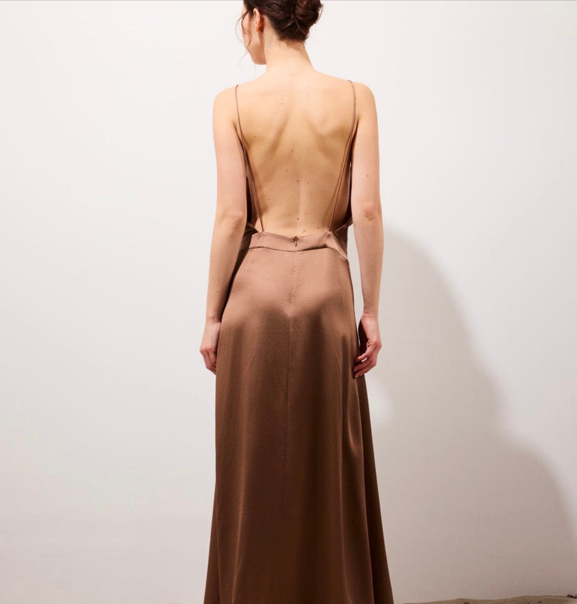 Swan Robe longue dos nu en soie Nesquik