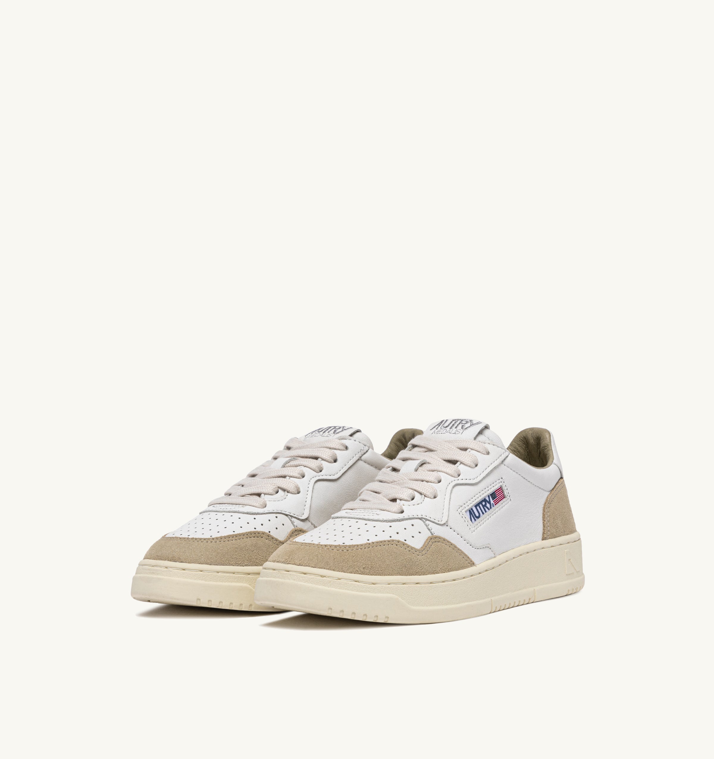 Baskets Medalist Goat Suede White Sponge