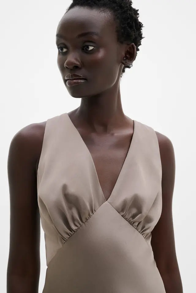 Robe Thelma Satin Maxi Dress Graphite