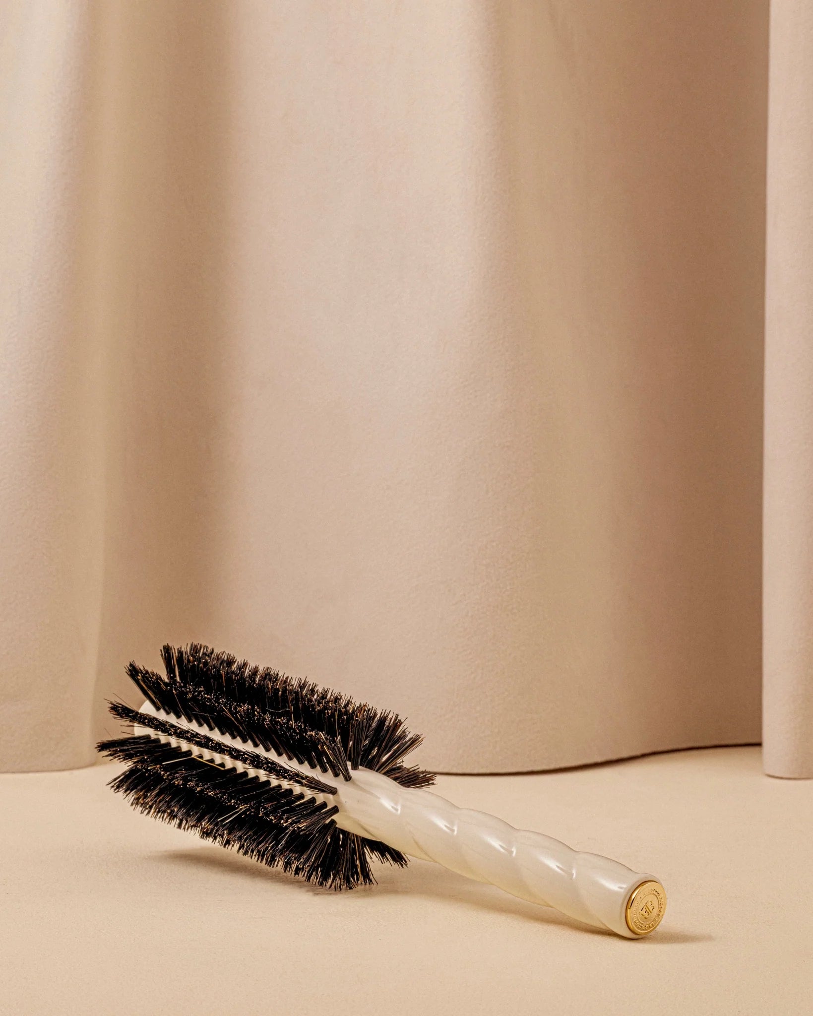 N.08 La Brosse Ronde Brushing Longueur & Mouvement Blanc Crème