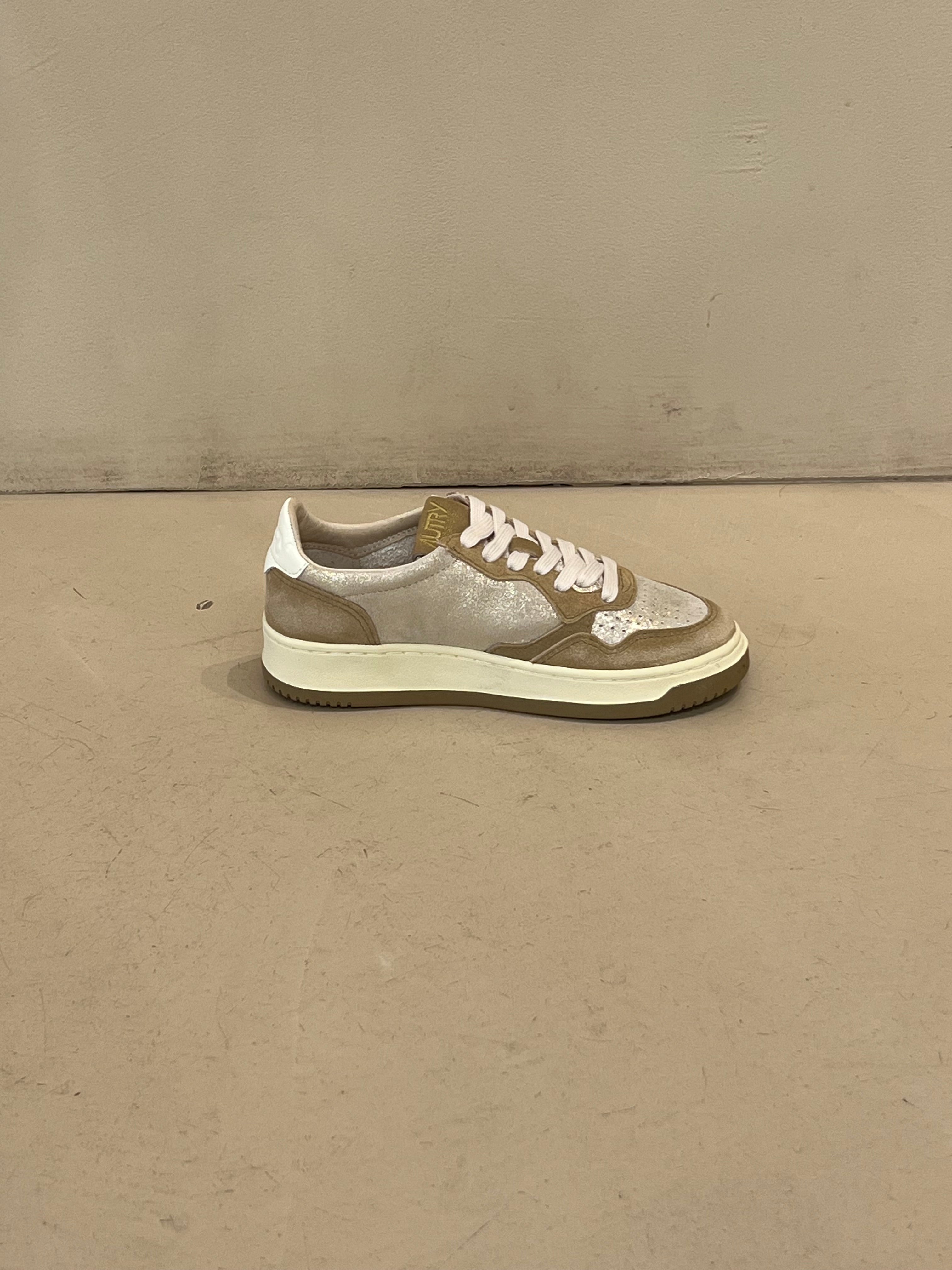 YB01 Medalist Low Laminated Suede Platinium Beige Sugar