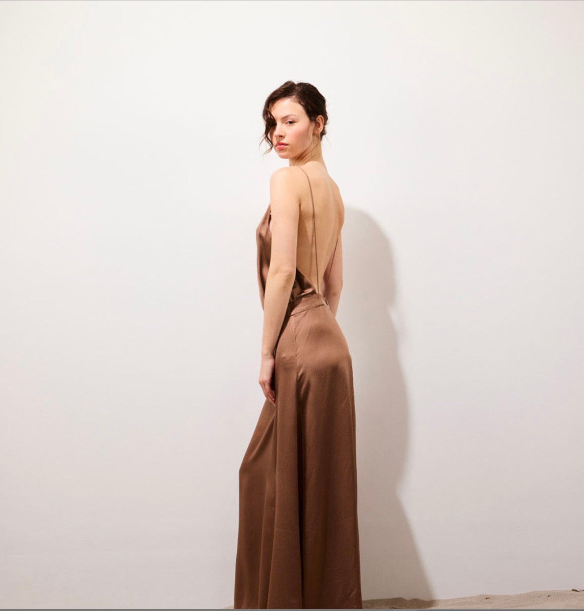 Swan Robe longue dos nu en soie Nesquik
