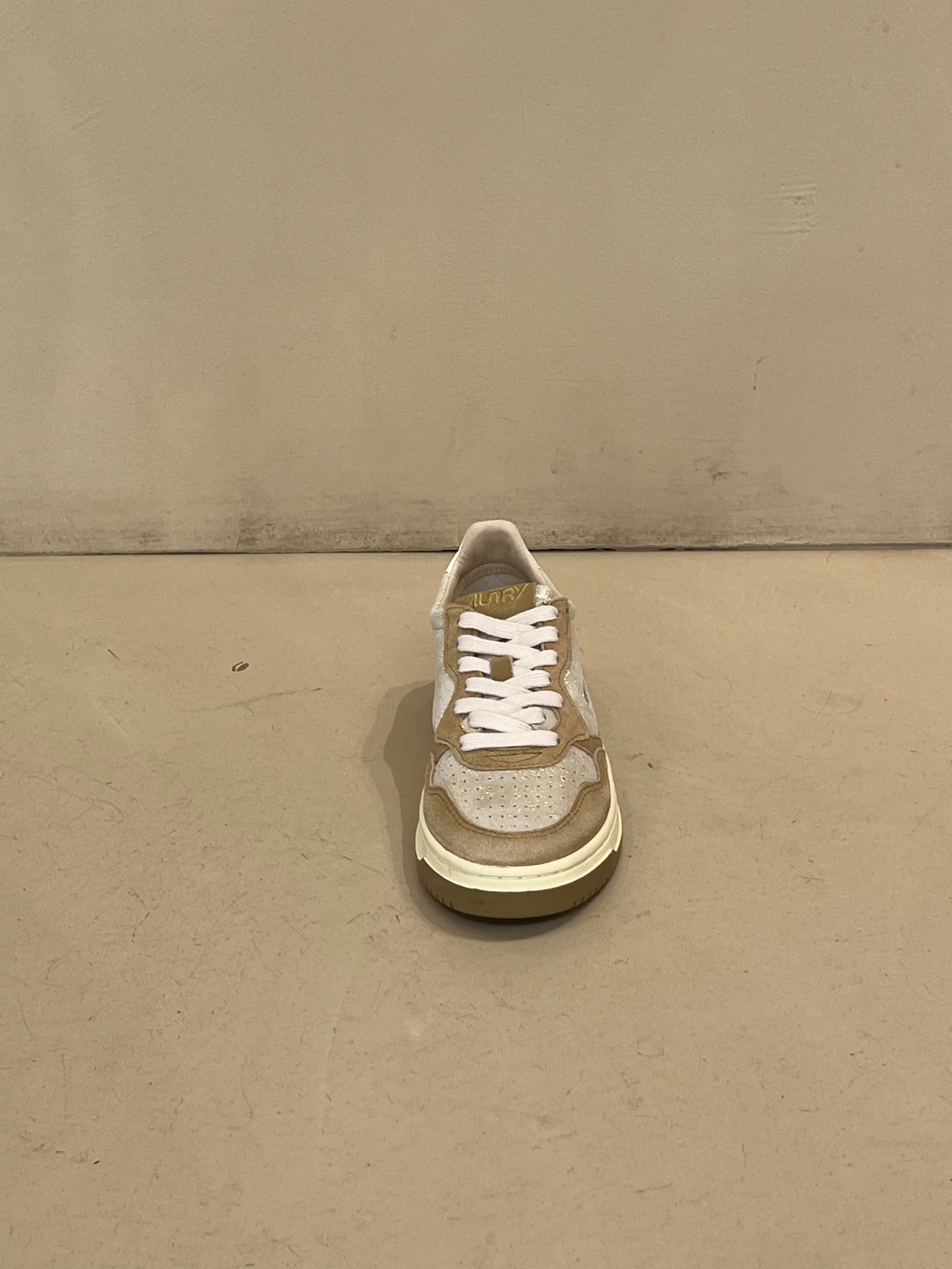 YB01 Medalist Low Laminated Suede Platinium Beige Sugar