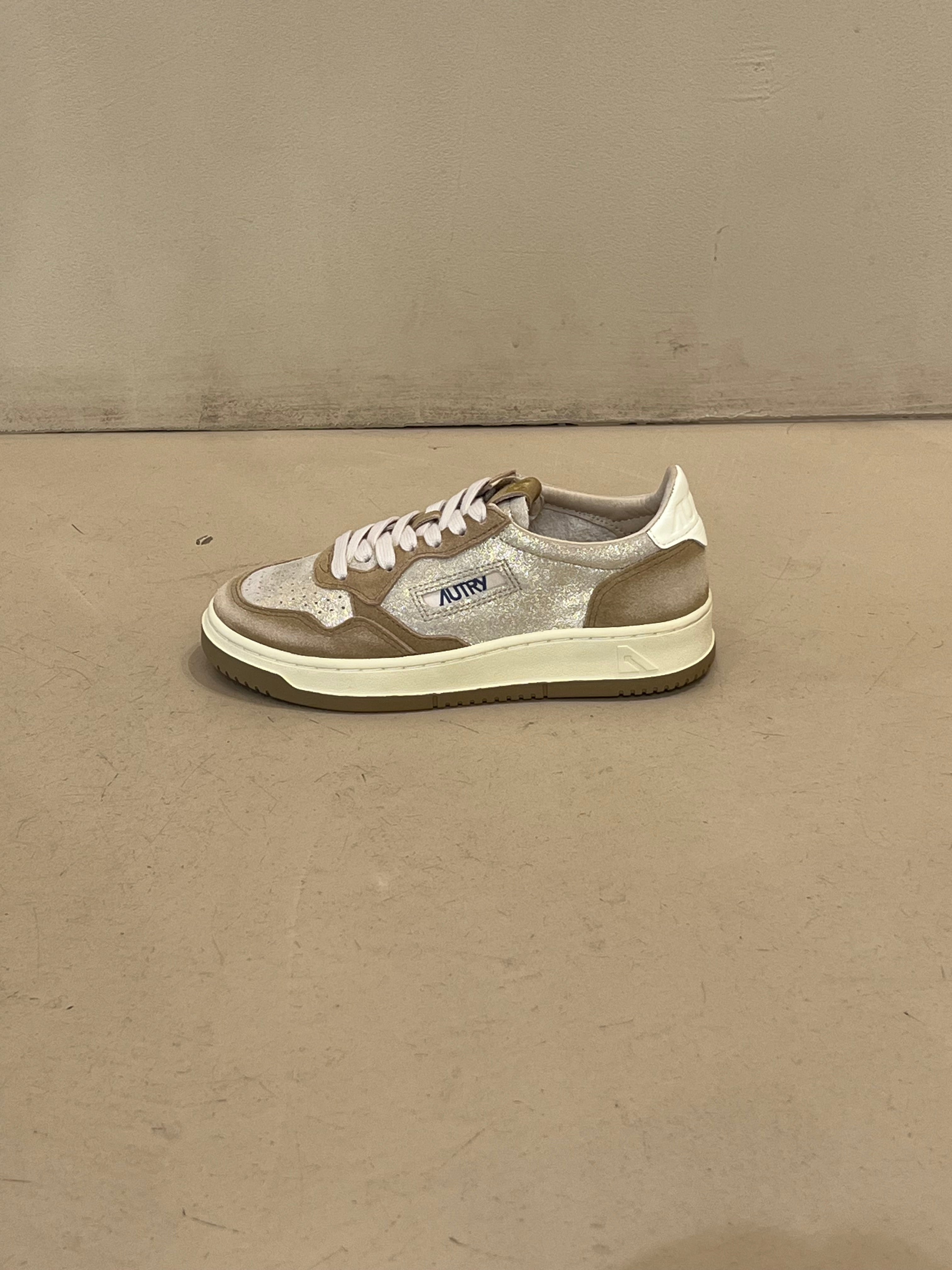 YB01 Medalist Low Laminated Suede Platinium Beige Sugar