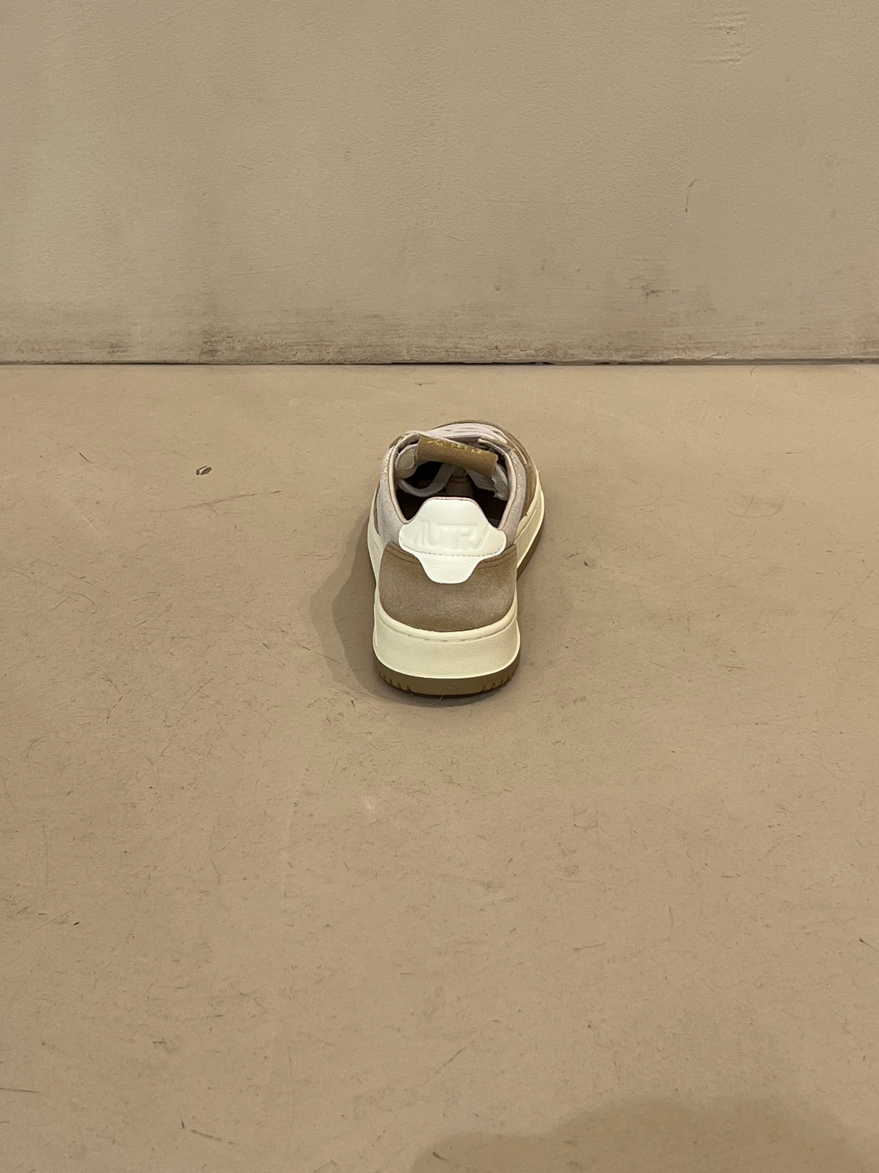 YB01 Medalist Low Laminated Suede Platinium Beige Sugar