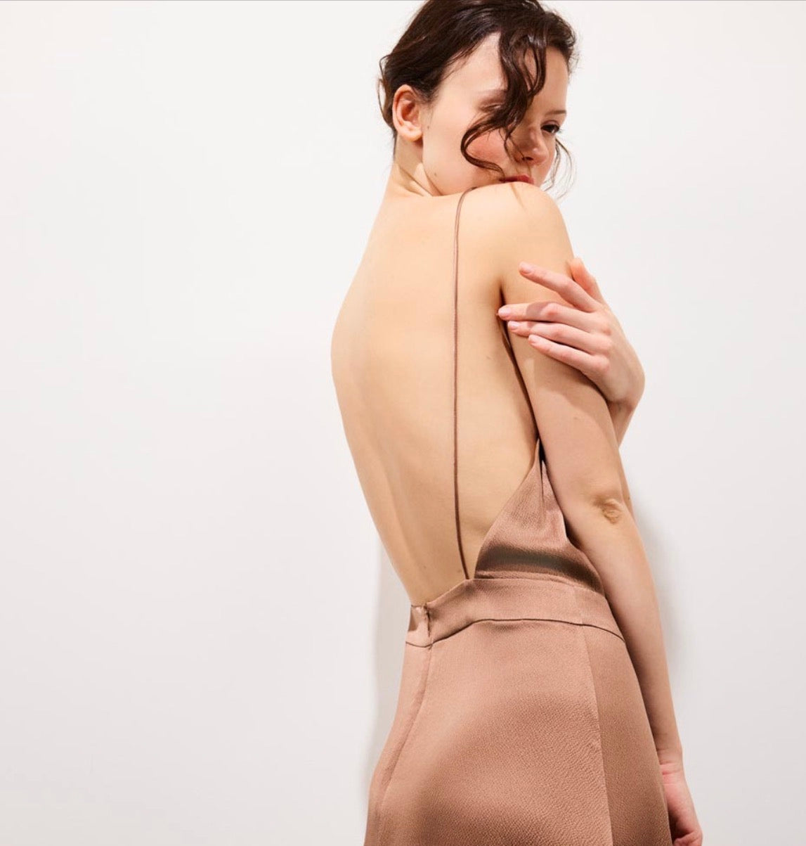 Swan Robe longue dos nu en soie Nesquik