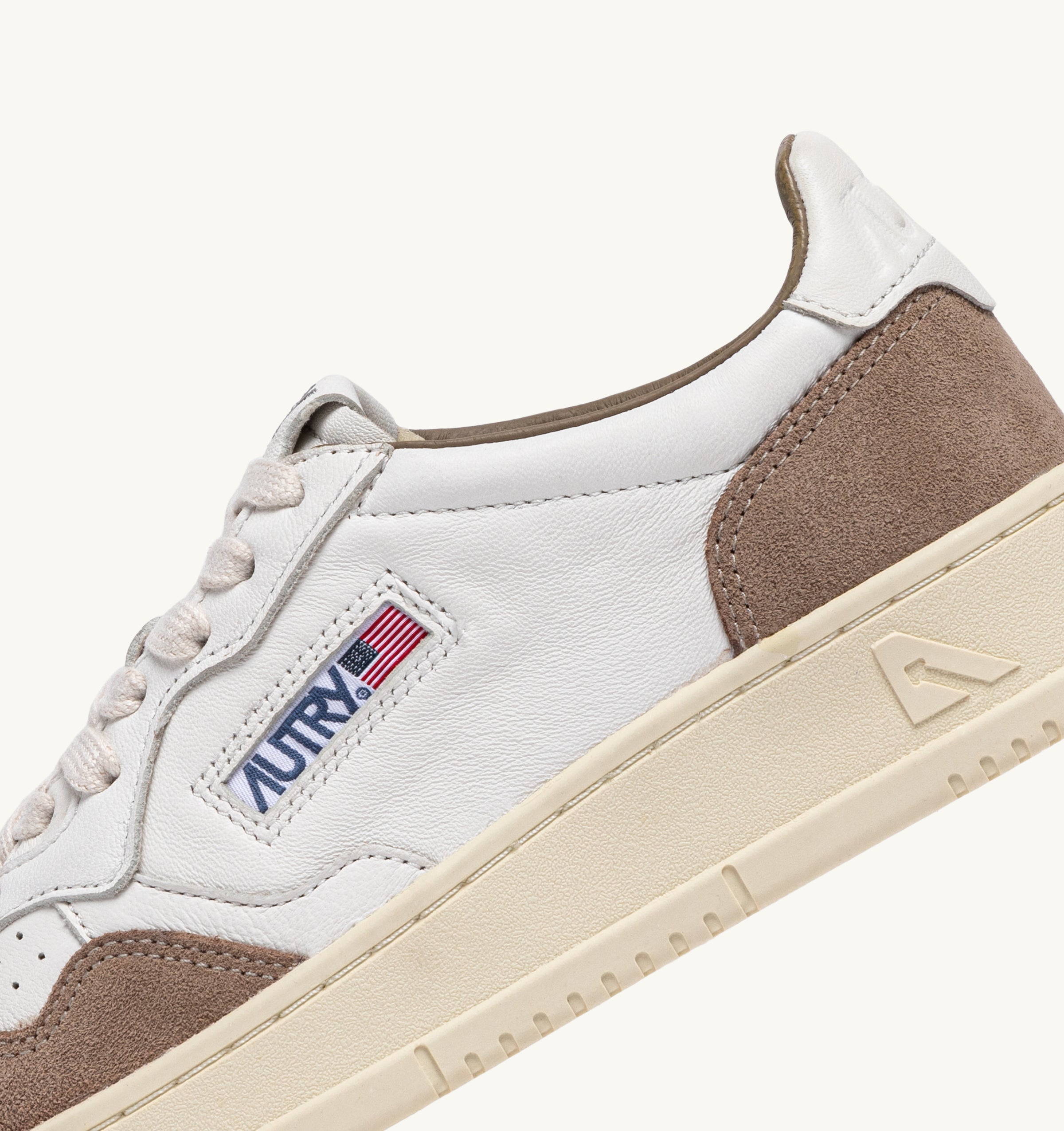 Baskets Medalist Goat Suede White Tobacco