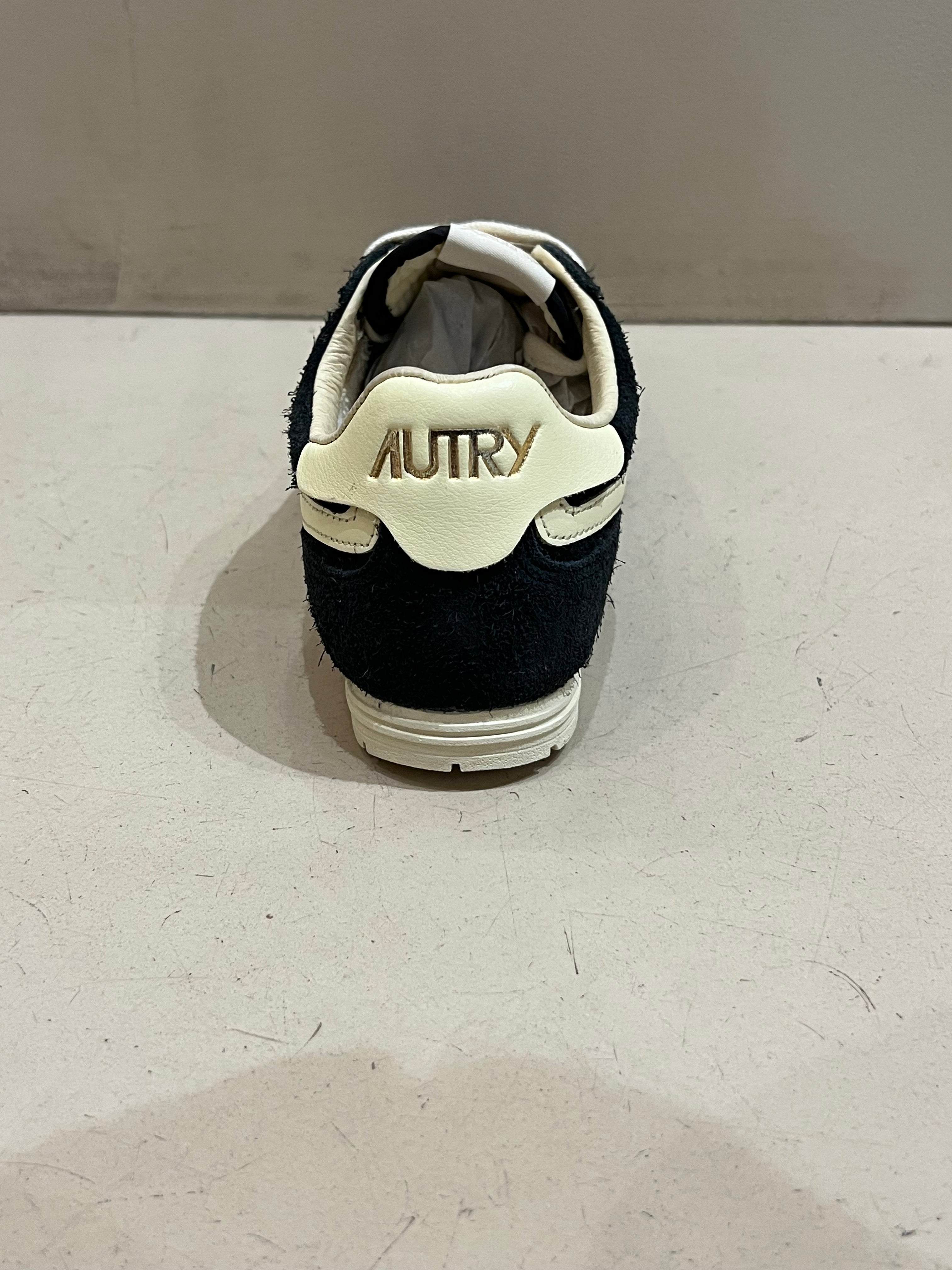 UB27 Basket Windspin Suède Leather Black Rutabaga