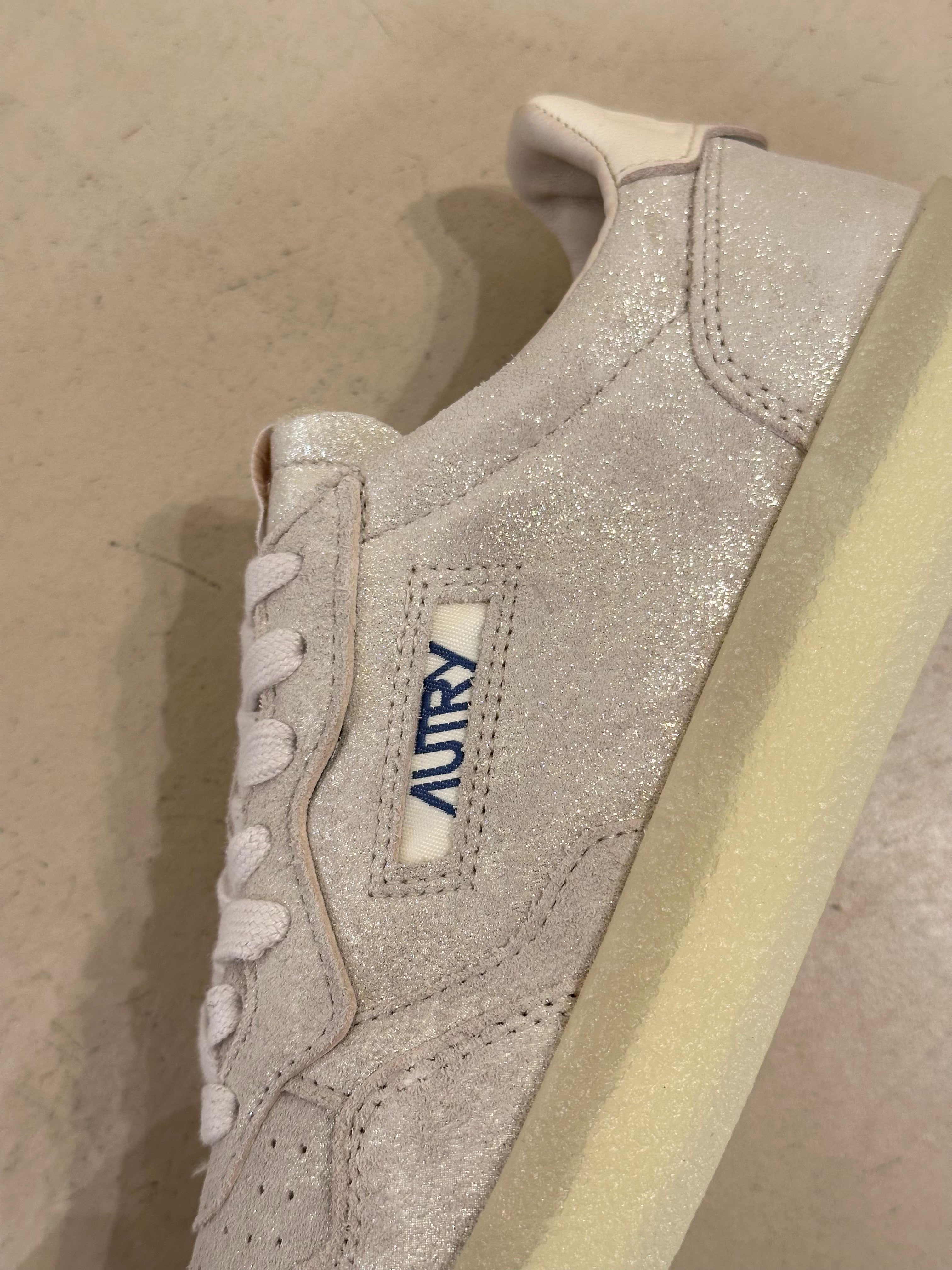 WH01 Medalist Low Laminated Suede Crep Plat Ivory