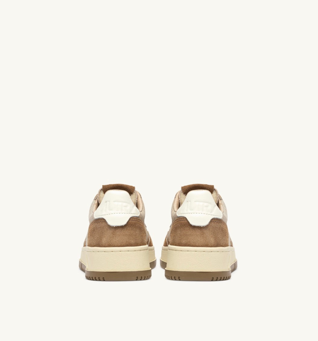 YB01 Medalist Low Laminated Suede Platinium Beige Sugar