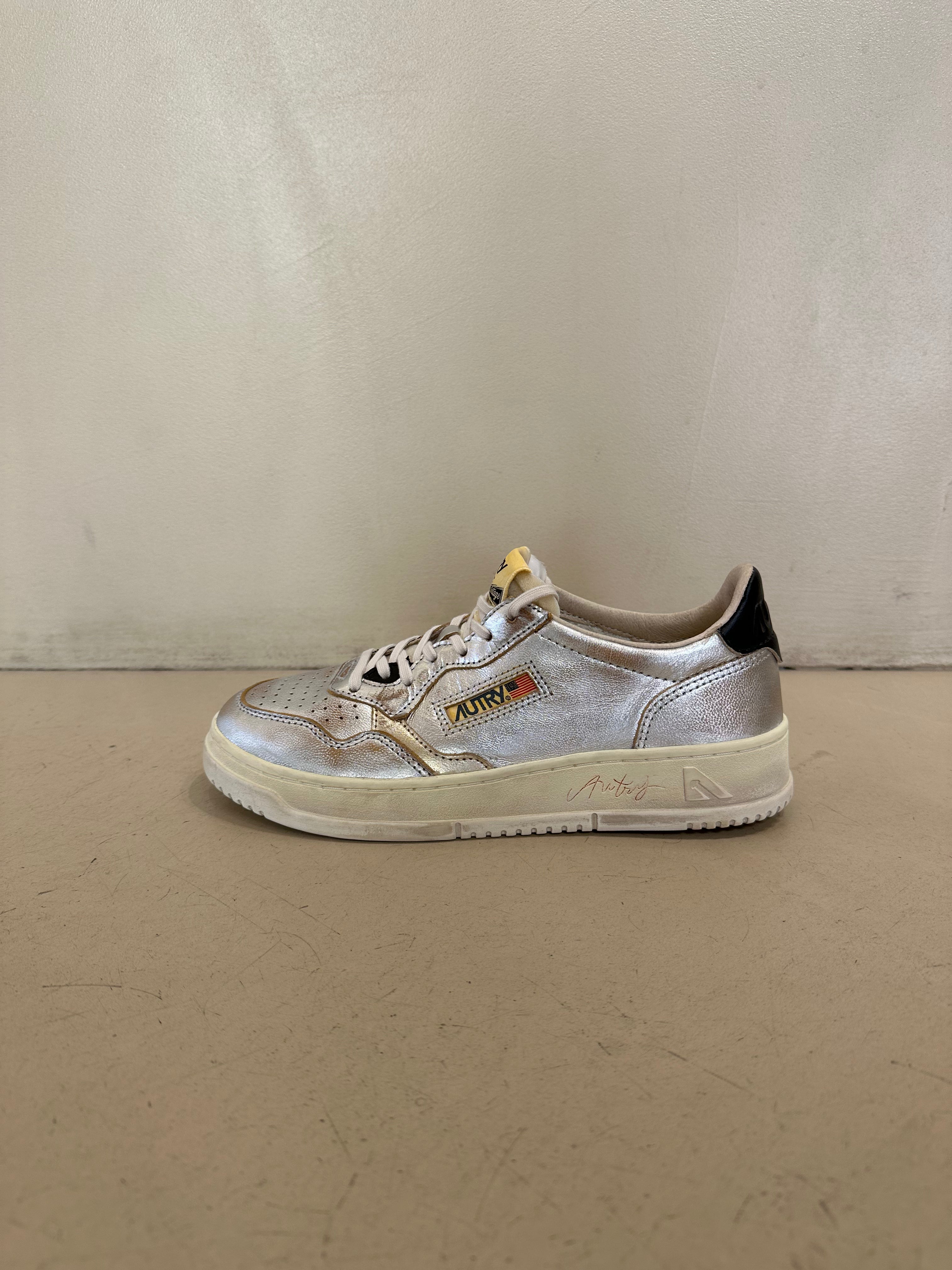 WR02 Baskets Medalist Laminated Leather Silver Platinum Black