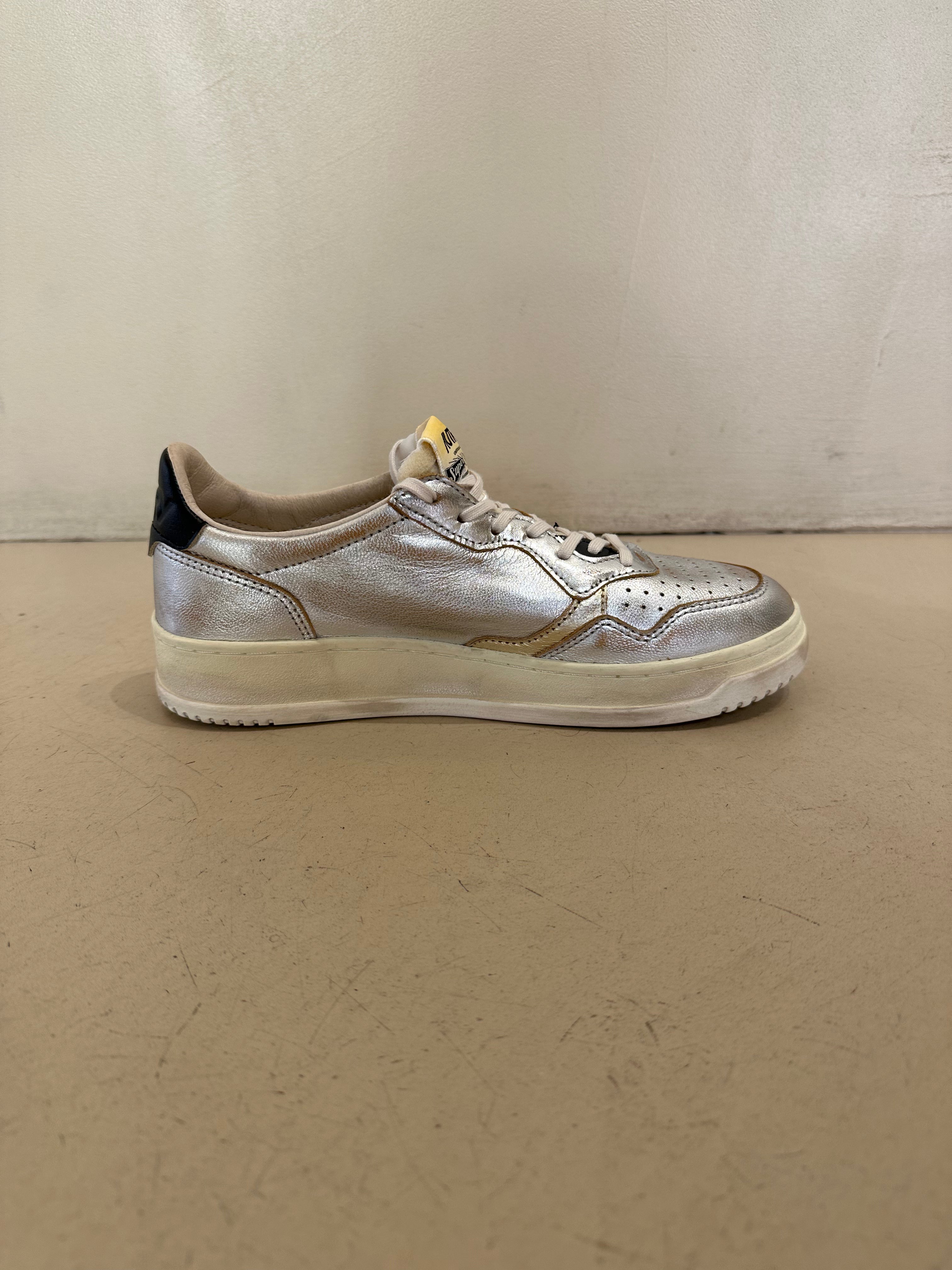 WR02 Baskets Medalist Laminated Leather Silver Platinum Black