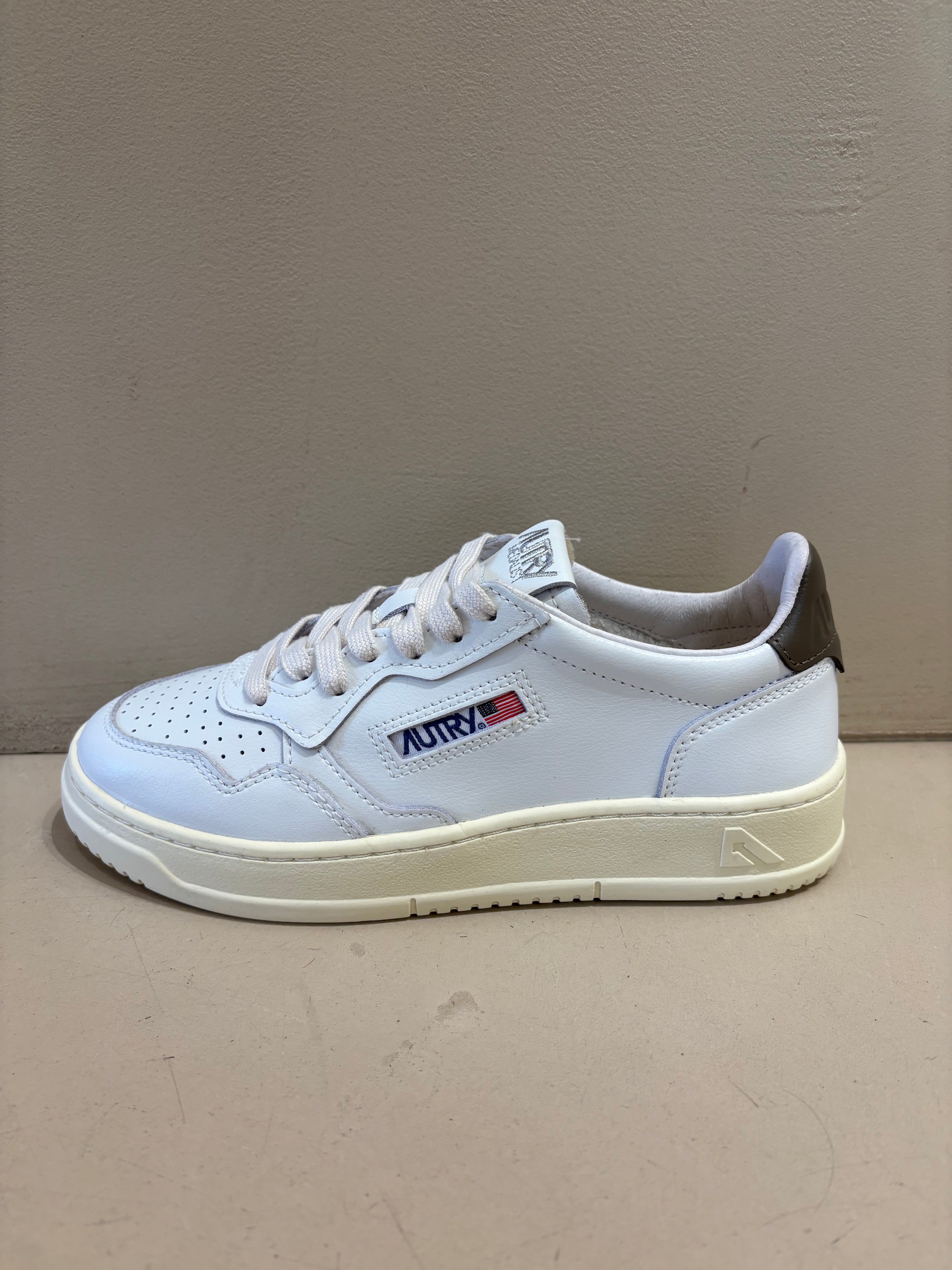 LL28 Medalist Low Cuir White Choco