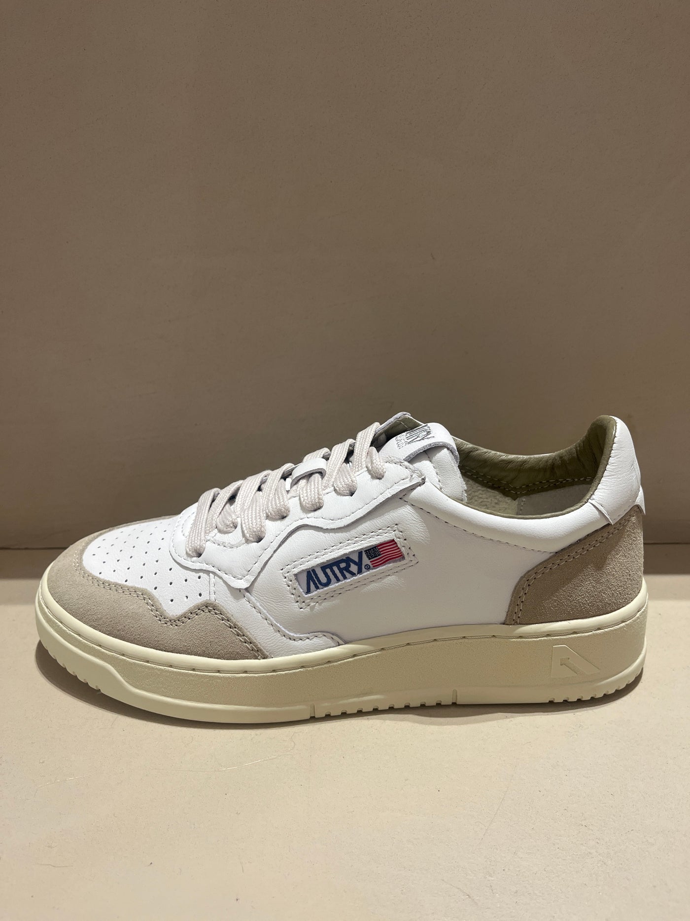 Baskets Medalist Goat Suede White Sponge
