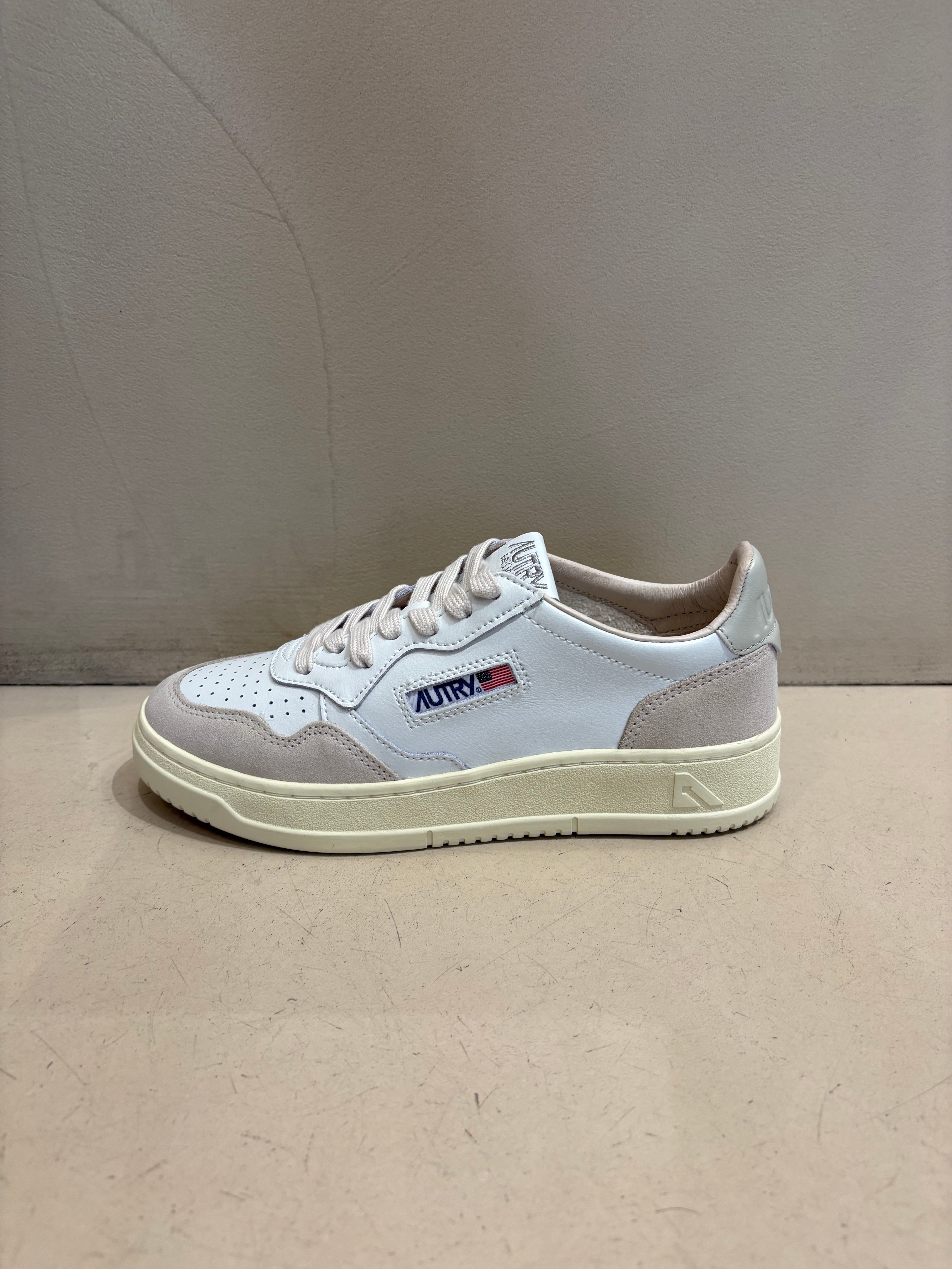 LS14 Baskets Medalist Low Leather Suede White Pélican
