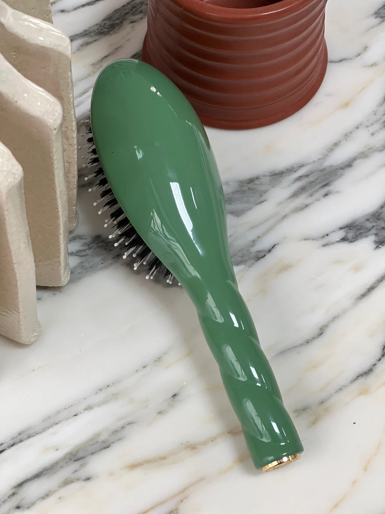 Petite Brosse N°03 L’INDISPENSABLE DOUCEUR Cuir Chevelu Sensible Vert Amande