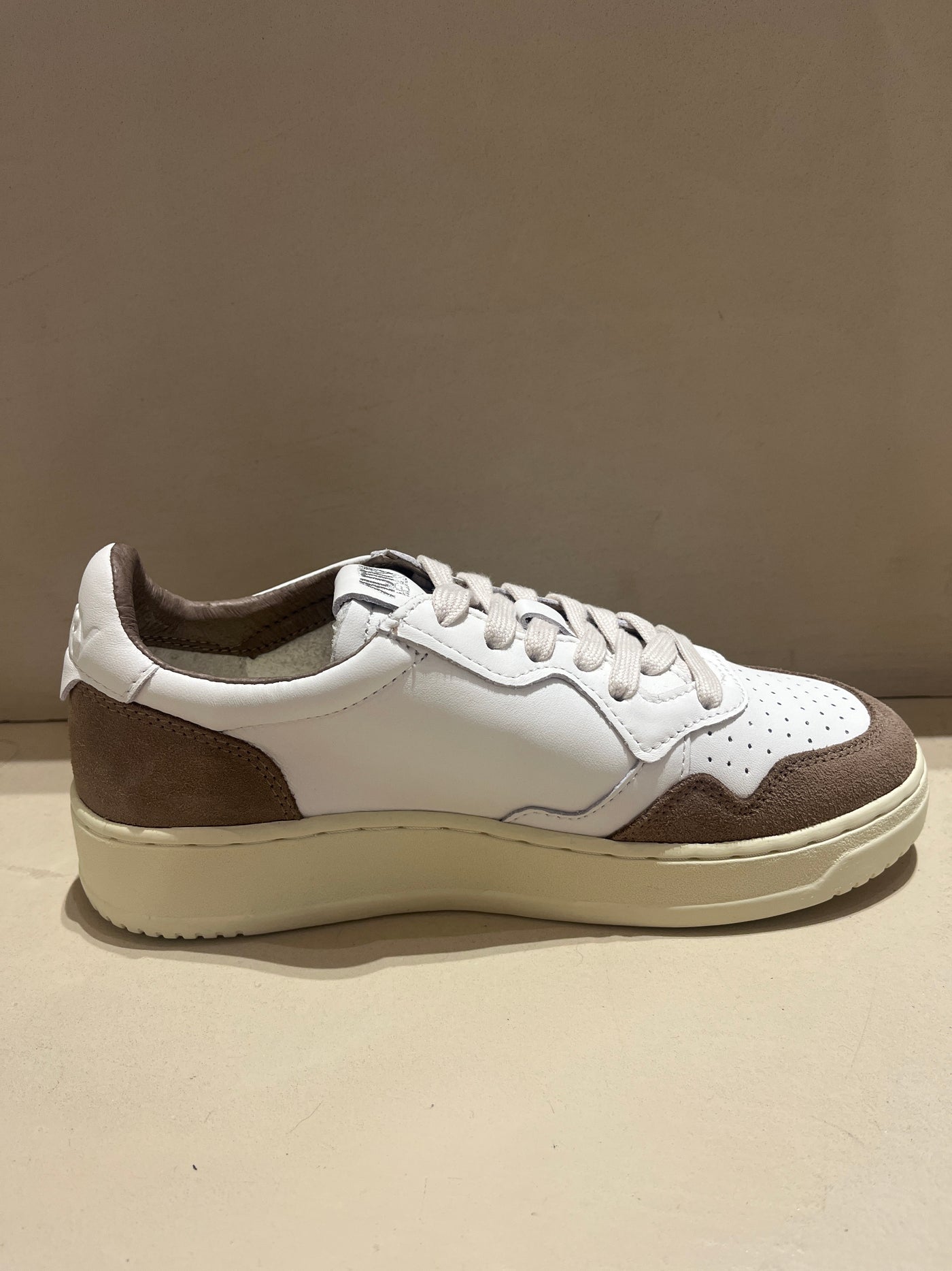 Baskets Medalist Goat Suede White Tobacco