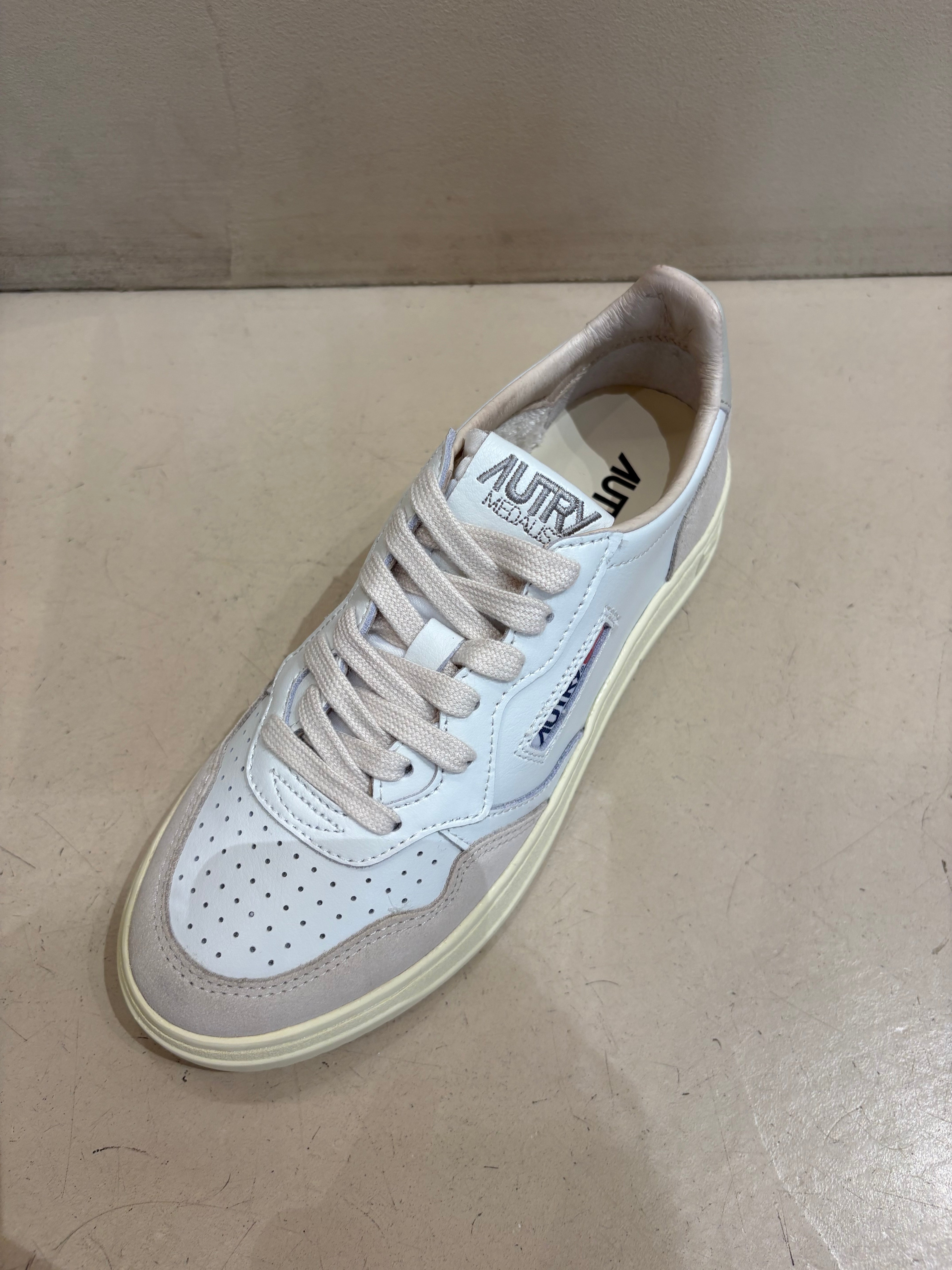LS14 Baskets Medalist Low Leather Suede White Pélican