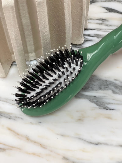 Petite Brosse N°03 L’INDISPENSABLE DOUCEUR Cuir Chevelu Sensible Vert Amande