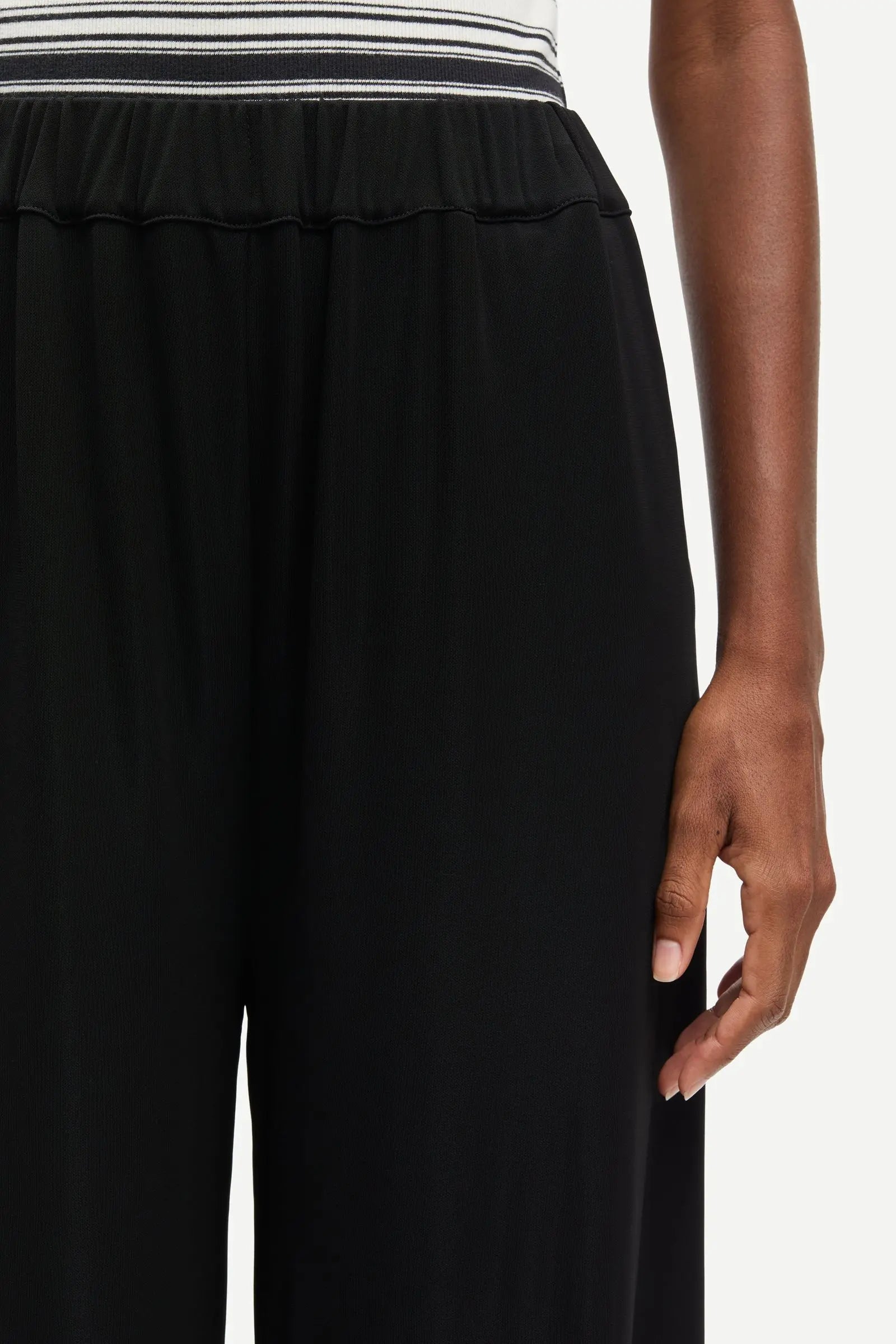 Saumi Trousers Black