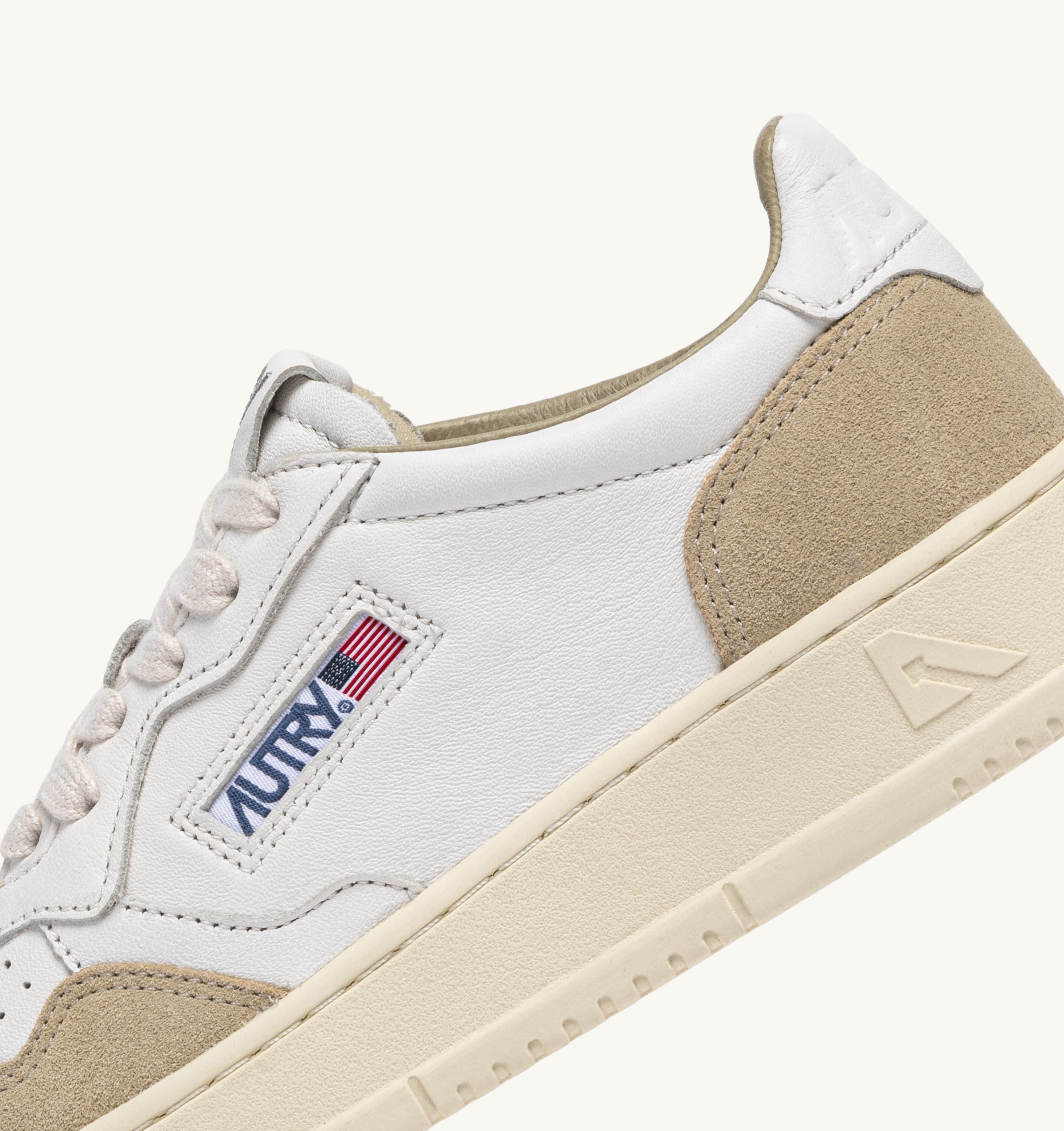 Baskets Medalist Goat Suede White Sponge