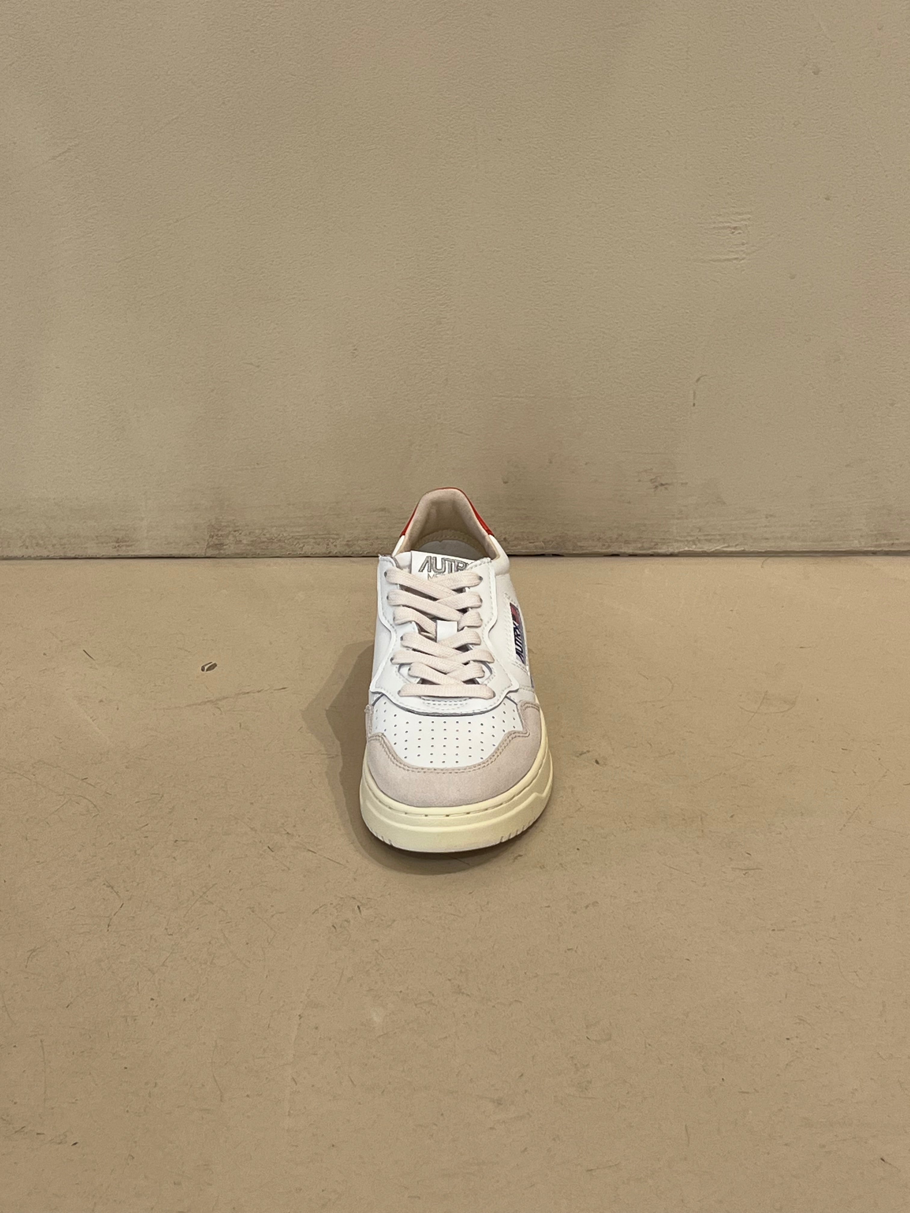 LS19 Medalist Low Leather Suede White Pumpkin
