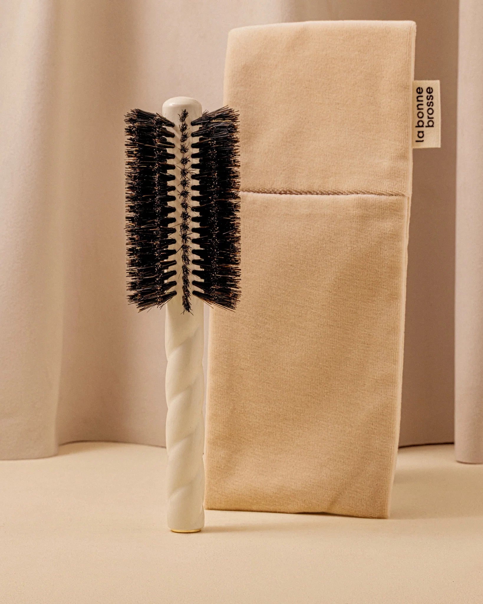 N.08 La Brosse Ronde Brushing Longueur & Mouvement Blanc Crème