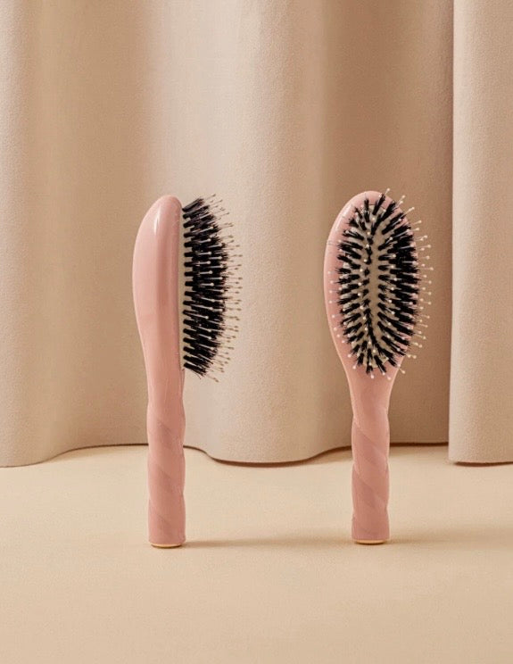 N.03 La Petite Brosse Cuir Chevelu Sensible l'Indispensable Douceur Rose Poudré