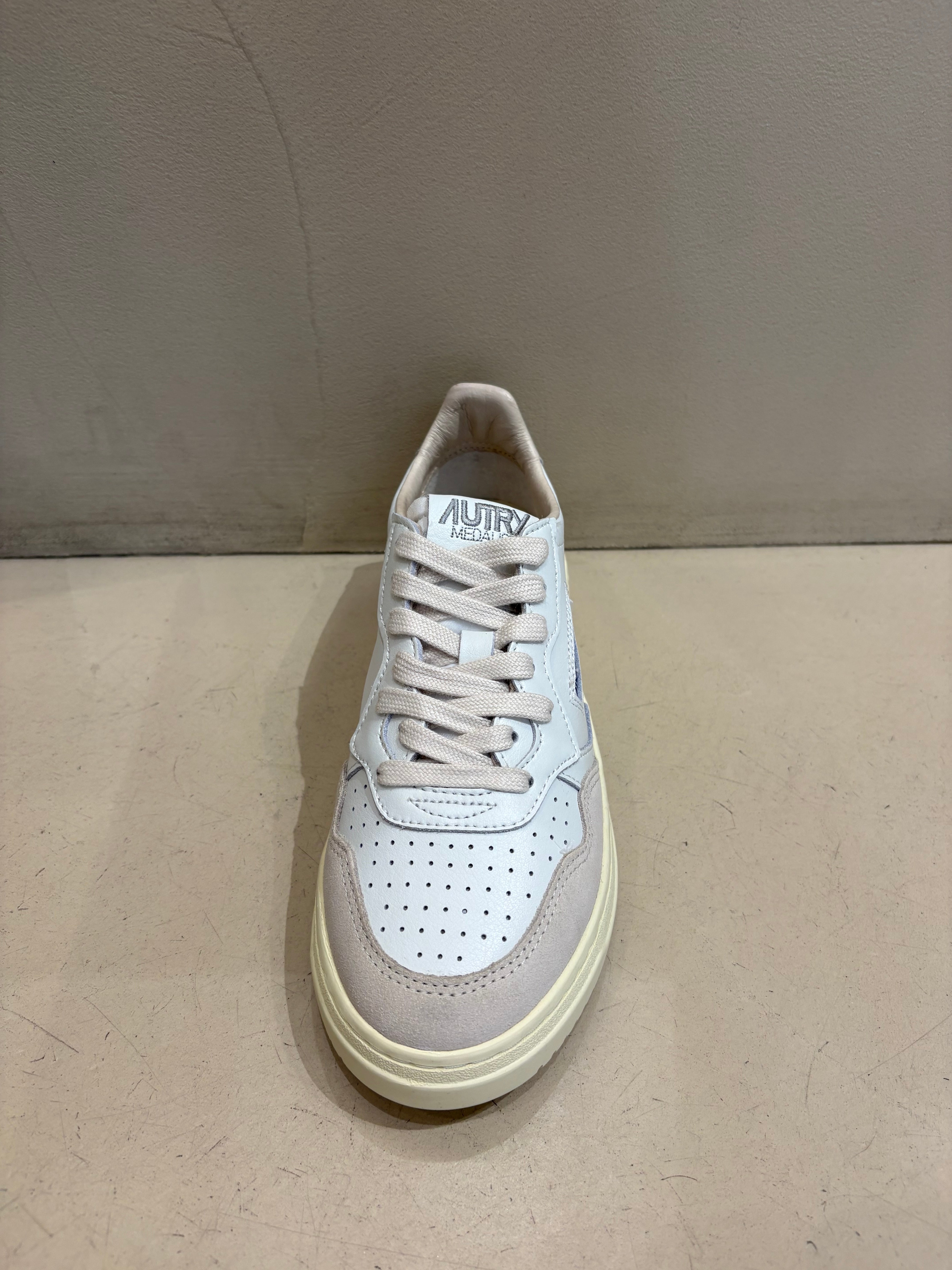 LS14 Baskets Medalist Low Leather Suede White Pélican