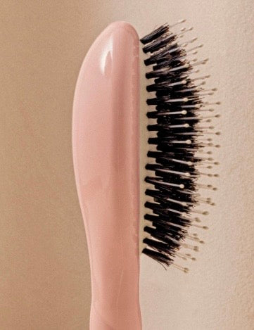 N.03 La Petite Brosse Cuir Chevelu Sensible l'Indispensable Douceur Rose Poudré