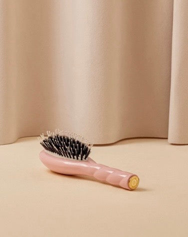 N.03 La Petite Brosse Cuir Chevelu Sensible l'Indispensable Douceur Rose Poudré
