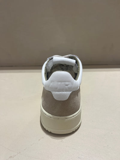 Baskets Medalist Goat Suede White Sponge