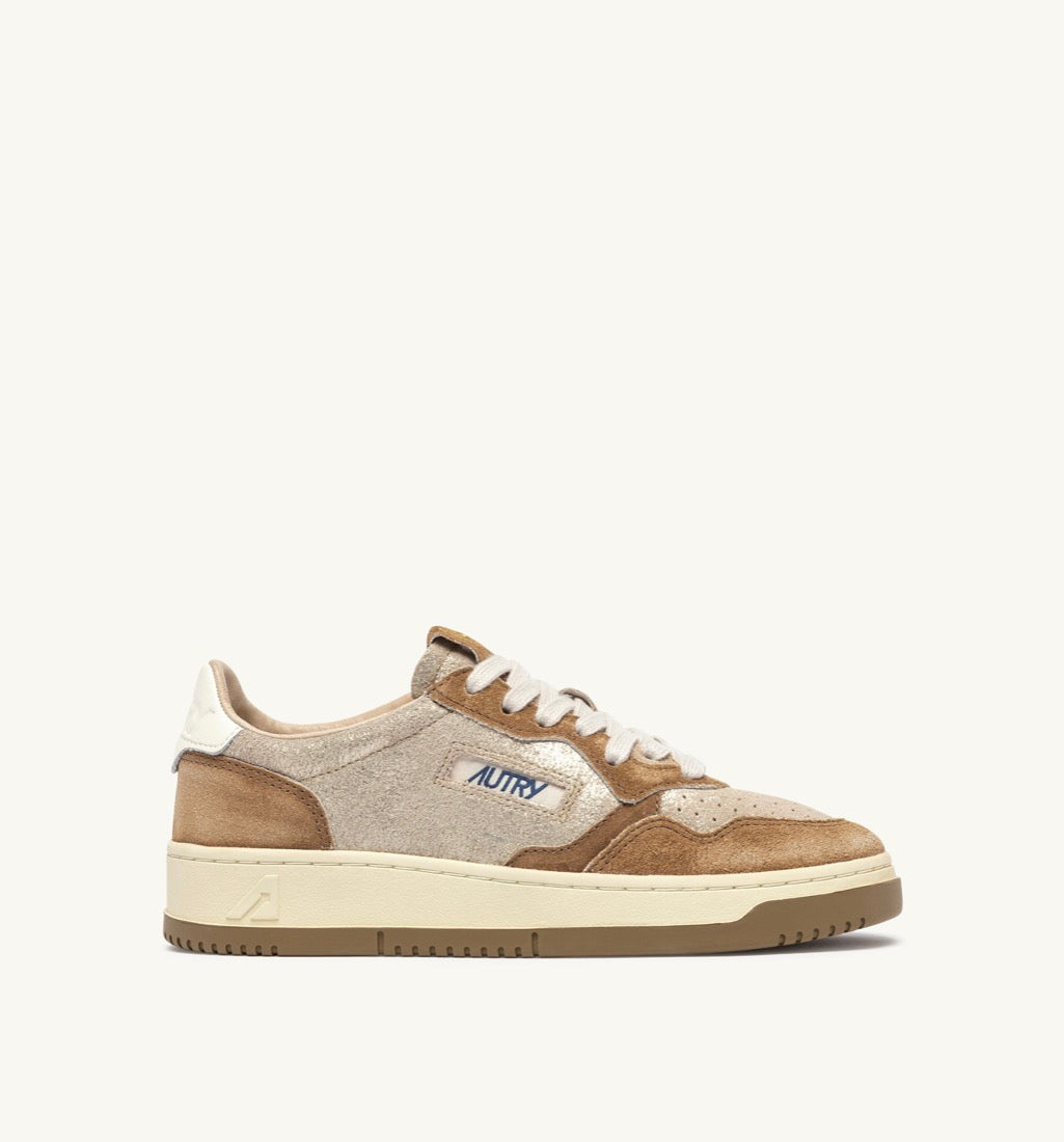 YB01 Medalist Low Laminated Suede Platinium Beige Sugar