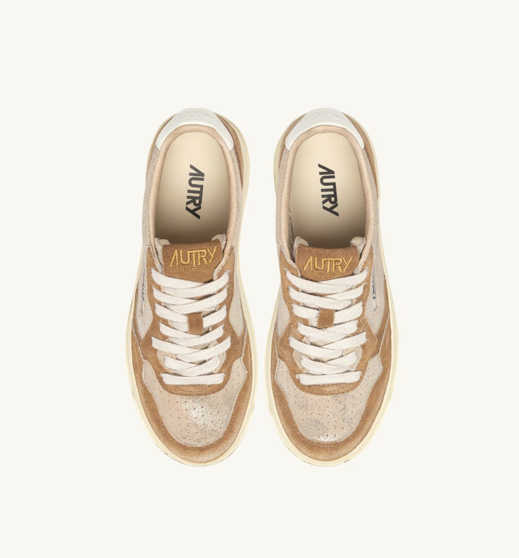 YB01 Medalist Low Laminated Suede Platinium Beige Sugar