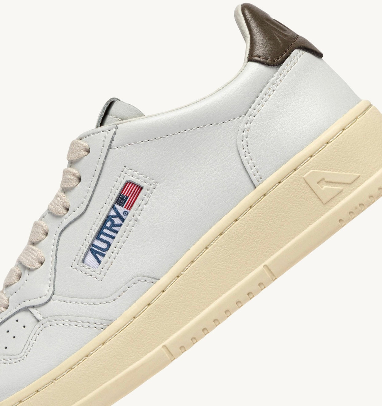 LL28 Medalist Low Cuir White Choco