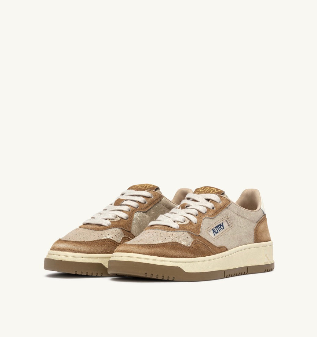 YB01 Medalist Low Laminated Suede Platinium Beige Sugar