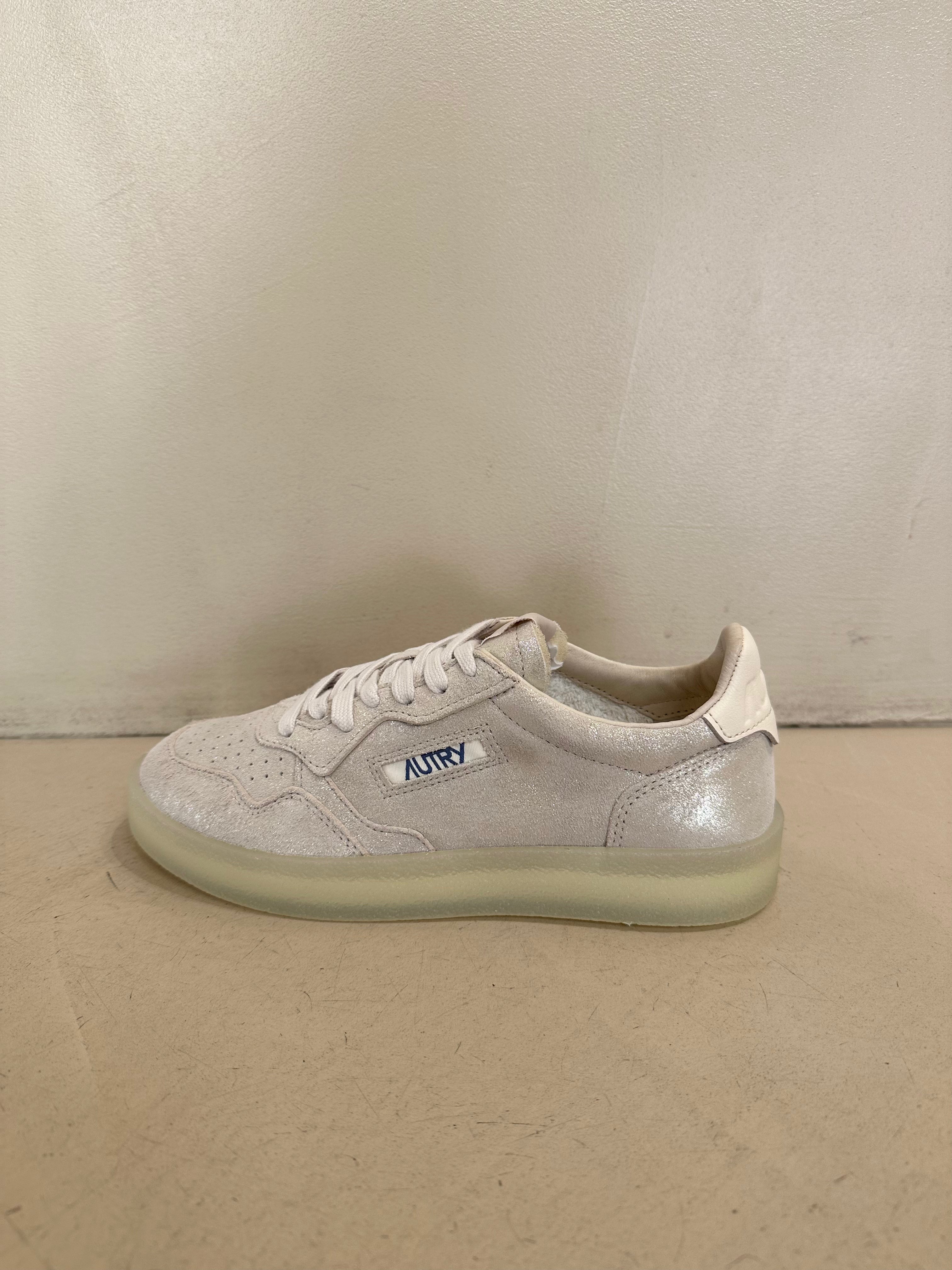 WH01 Medalist Low Laminated Suede Crep Plat Ivory