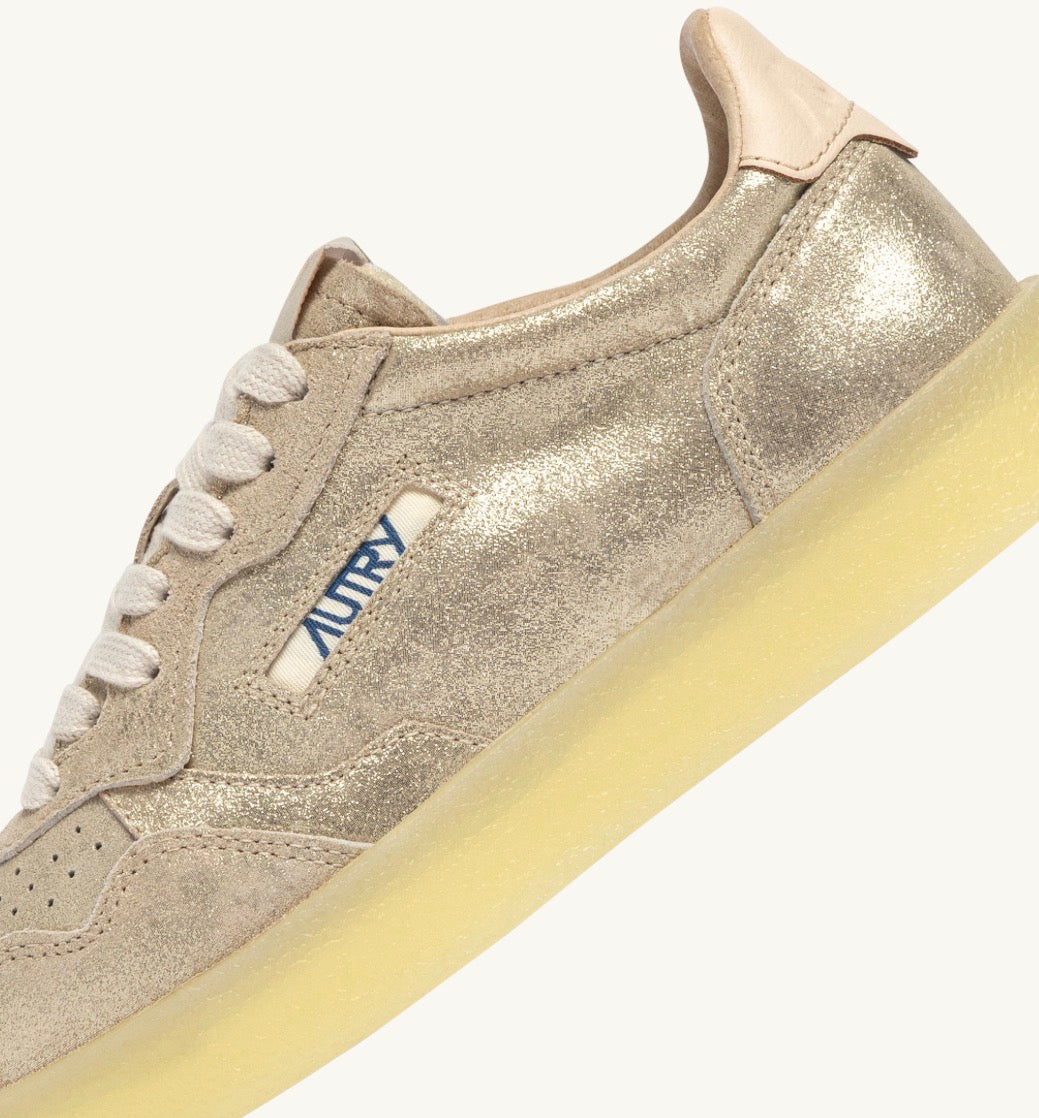 WH01 Medalist Low Laminated Suede Crep Plat Ivory