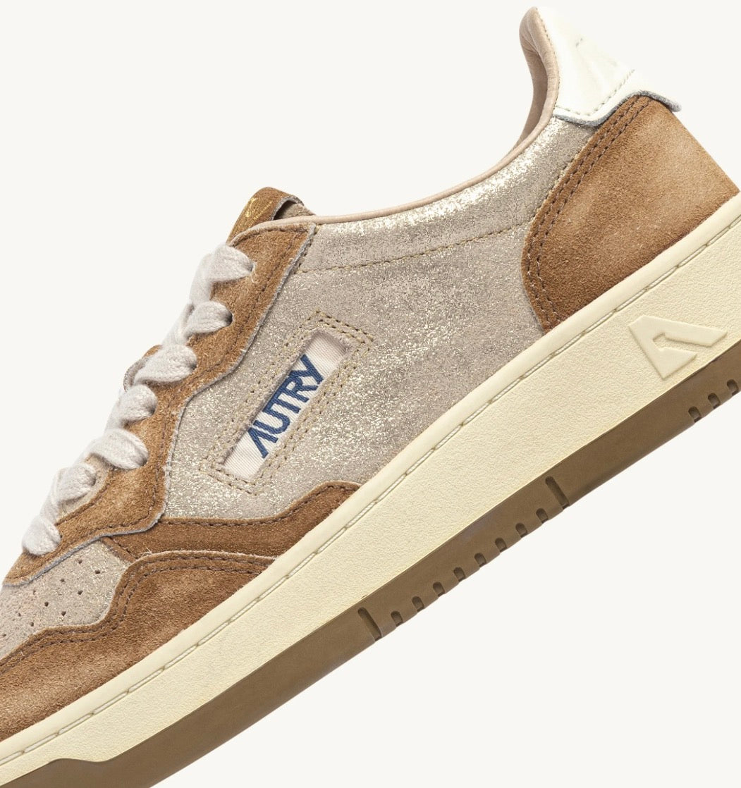 YB01 Medalist Low Laminated Suede Platinium Beige Sugar